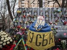 В Киеве почтили героев Небесной сотни и зажгли лучи достоинства. Фоторепортаж