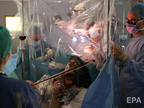 ﻿Жінка грала на скрипці, поки їй робили операцію на головному мозку. Відео