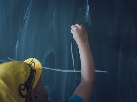 В Новых Санжарах после доставки эвакуированных из Китая в школу не пришла почти половина учеников