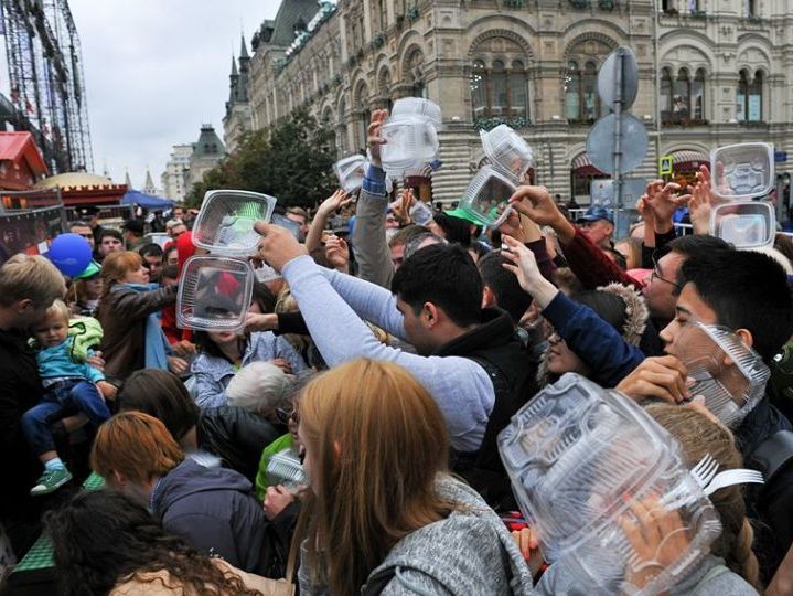 На Красной площади в Москве толпа разгромила пункт раздачи бесплатного греческого салата. Видео