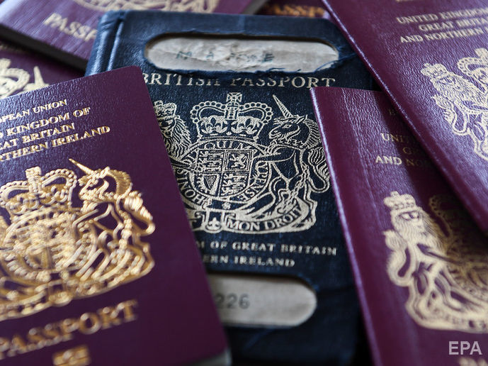 ﻿У Британії з березня почнуть видавати "культові синьо-золоті паспорти"