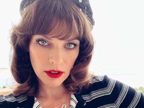 Йовович показала дочь Ошун в позе эмбриона