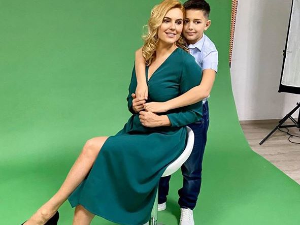 Яна Клочкова снялась с девятилетним сыном для обложки журнала 