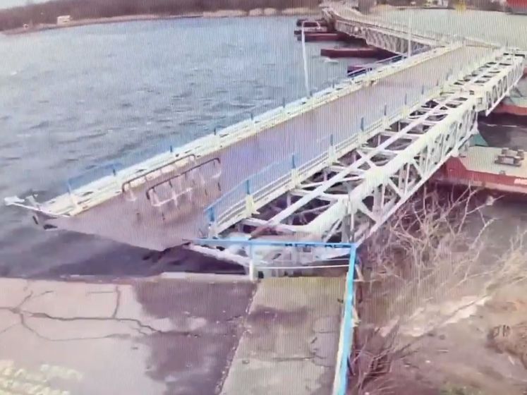 В Николаеве сильный ветер оторвал от берега часть пешеходного моста через Ингул. Видео