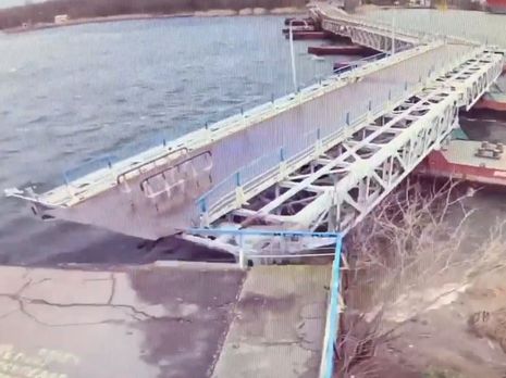 ﻿У Миколаєві сильний вітер відірвав від берега частину пішохідного мосту через Інгул. Відео