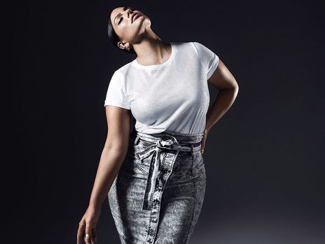 ﻿Грем із телефоном у руках показала, як годує дитину грудьми 