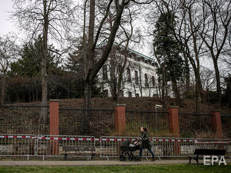 Мэрия Праги переименовала площадь у посольства России в честь Немцова