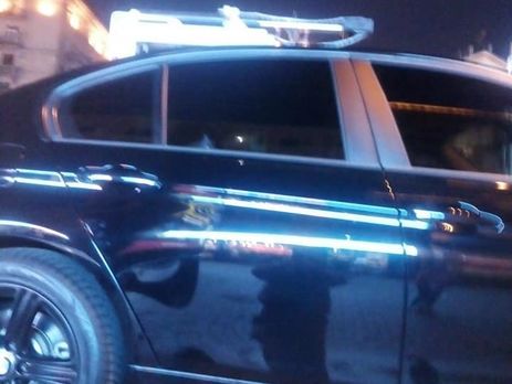 В Киеве неправильно припаркованный автомобиль эвакуировали вместе с детьми в салоне