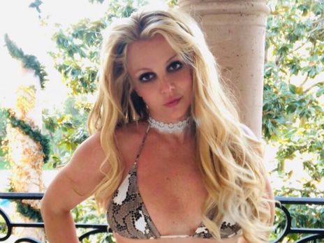 Спирс показала ногу в гипсе