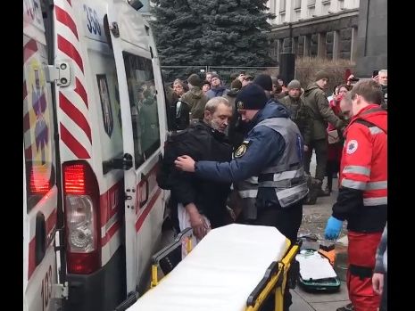 ﻿У чоловіка, який здійснив самопідпал у центрі Києва, легкі травми – Офіс президента