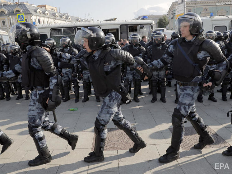 Путин заявил, что демонстранты провоцируют "ранимых и трепетных" росгвардейцев применять дубинки