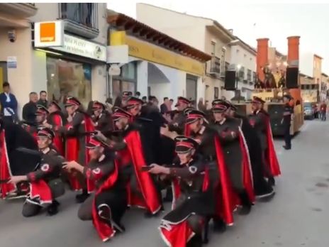 ﻿Іспанія засудила виступ карнавальної трупи, переодягненої в нацистів