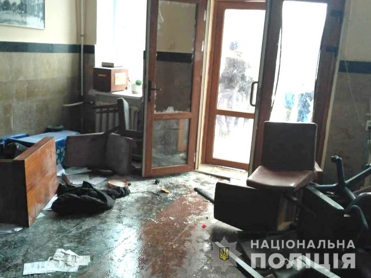 Люди в униформе "Нацдружин" ворвались в горсовет Жмеринки во время сессии, разбили окна и распылили газ