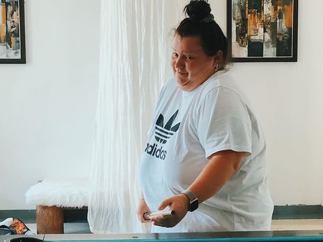 Plus size певица alyona alyona для фото легла на бильярдный стол