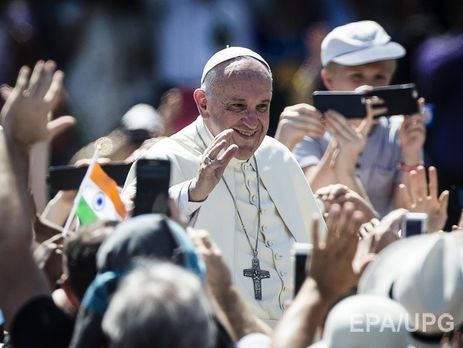 Папа римский встретился с собакой, спасшей девочку после землетрясения в Италии. Видео