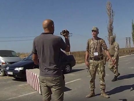 Погранслужба: На границе с Крымом прокремлевский журналист Филлипс задавал путешествующим провокационные вопросы