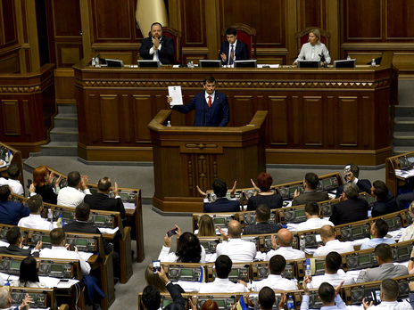 На внеочередном заседании Рада рассмотрит “ряд законопроектов о Кабмине”. По данным СМИ, Гончарука увольнять не будут