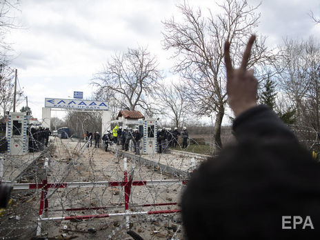 ﻿Туреччина відкрила кордон для мігрантів. Греція розганяє біженців сльозогінним газом. Фоторепортаж