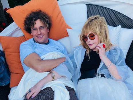 Фан-клуб Пугачевой спел ей под домом в Подмосковье