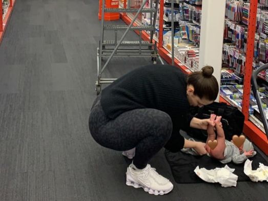 Plus size модель Грэм сменила подгузник сыну на полу в супермаркете