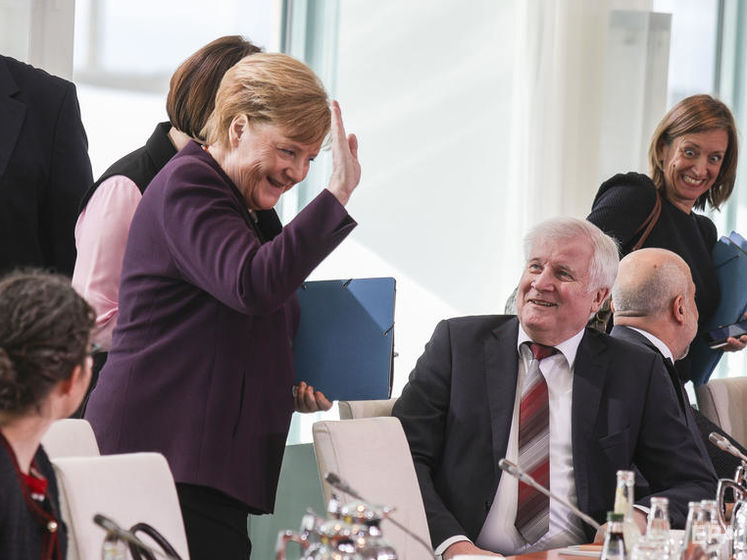 Глава МВД Германии отказался пожать руку Меркель из-за коронавируса. Видео