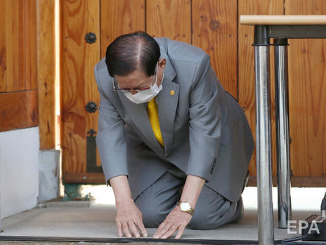 Глава южнокорейской секты на коленях попросил прощения за заражение людей коронавирусом. Видео