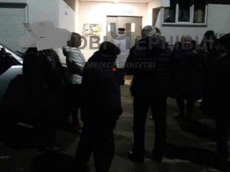 В Черновцах соседи инфицированного коронавирусом мужчины требуют изолировать его жену в больнице