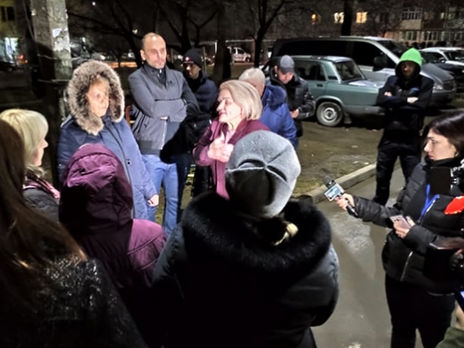 Под домом заболевшего коронавирусом украинца собралась толпа, требующая отправить в больницу и его жену