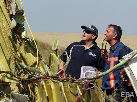 31 липня 2014 року бойовики пустили до місця падіння літака експертів з Австралії та Нідерландів