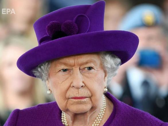 ﻿Королева Великобританії провела прийом у Букінгемському палаці в рукавичках