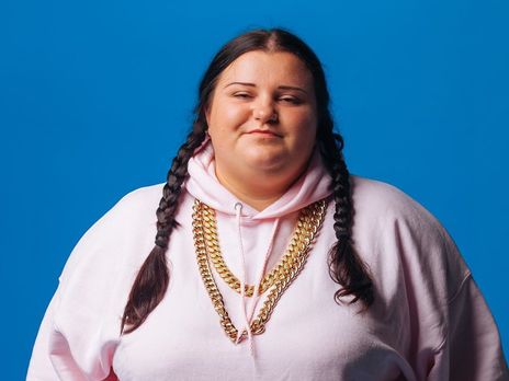 Пышнотелая певица alyona alyona станцевала в футболке 