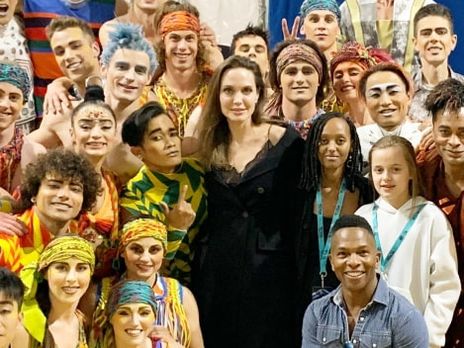 Джоли сводила дочерей в Cirque du Soleil