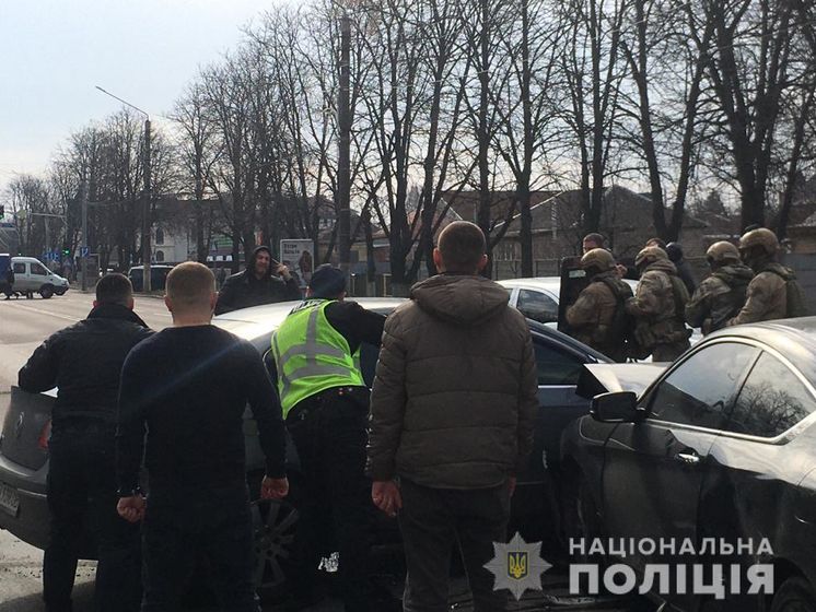 ﻿У "Борисполі" підозрюваний у викраденні автомобілів під час затримання приставив пістолет до скроні, є відео