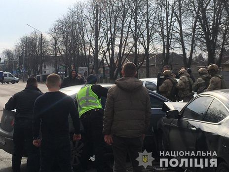 В Борисполе подозреваемый в угоне автомобилей при задержании приставил пистолет к виску, есть видео