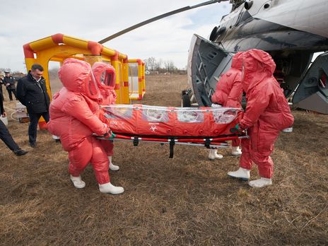 ﻿Заступника Єрмака помістили в капсулу для транспортування інфекційних хворих. Фоторепортаж