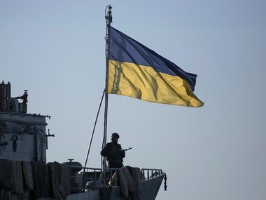 Украинские корабли в Донузлаве и "Славутич" в Севастополе подняли флаги Украины
