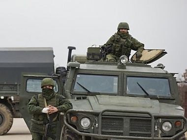 Российские войска пригнали бронеавтомобиль "Тигр" для штурма военной части в Севастополе