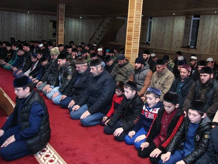 "Благослови Рамзана-хаджи, о Аллах!" Чеченские первоклассники молятся о здоровье Кадырова. Видео