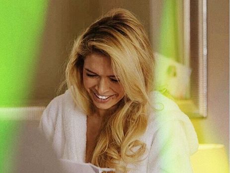 Брежнева приобнажила грудь на обложке российского издания Ginza News