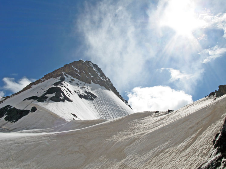 В Альпах в результате схода двух лавин погибло шесть человек