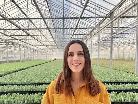 Джамала поделилась своим детским снимком на фоне тюльпанов