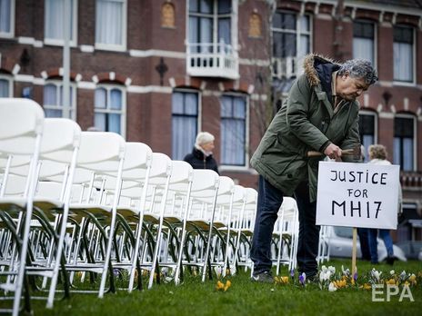 Перед началом суда родственники жертв устроили акцию под посольством РФ в Гааге, расставив 298 белых пустых стульев, которые символизируют каждого погибшего на борту сбитого малайзийского Boeing рейса МН17