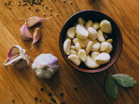 ВОЗ: Чеснок, детская моча или кокаин не спасают от коронавируса