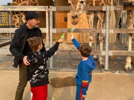 Чоловік Елтона Джона Девід Ферніш із синами Захарієм та Елайджею годує жирафів