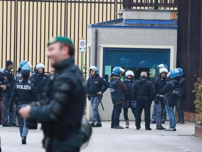 В Италии из-за мер по сдерживанию коронавируса вспыхнули тюремные бунты, шесть человек погибли