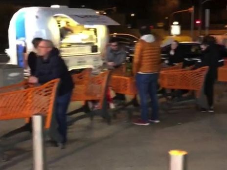 Люди с тележками ждут очереди зайти в супермаркет Carrefour в Неаполе