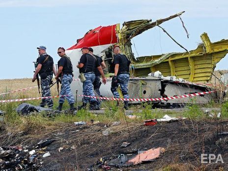 Boeing 777, летевший из Амстердама в Куала-Лумпур рейсом MH17, потерпел крушение 17 июля 2014 года на Донбассе