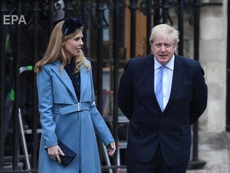 Борис Джонсон прервал рукопожатие со священником