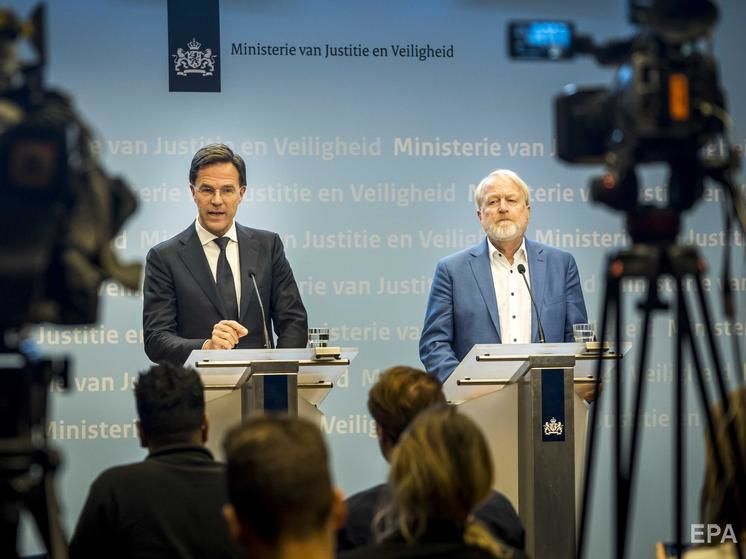 ﻿Прем'єр Нідерландів порадив утриматися від рукостискань через коронавірус – і відразу порушив рекомендацію. Відео