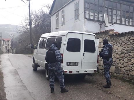 ﻿Після обшуків російські силовики затримали у Криму чотирьох кримських татар. Ведучому ATR інкримінують створення терористичної організації